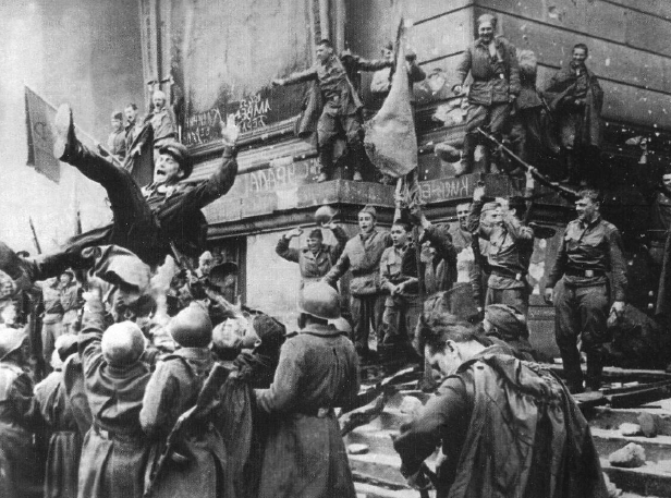 Tropas soviéticas celebrando la captura del Reichstag. 30 de abril de 1945