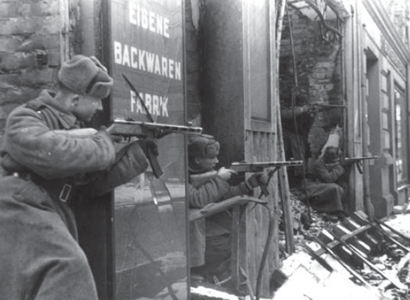 Infantería soviética luchando en las ruinas de una panadería de una ciudad alemana de la Prusia Oriental. Enero de 1945